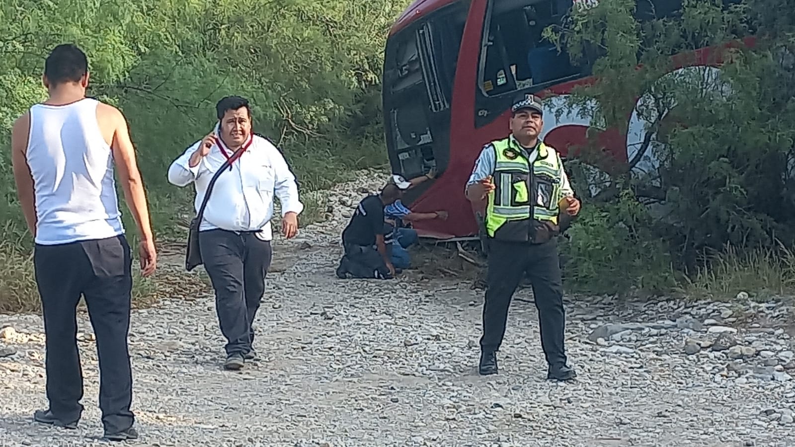 Cae autobús desde puente en Sabinas