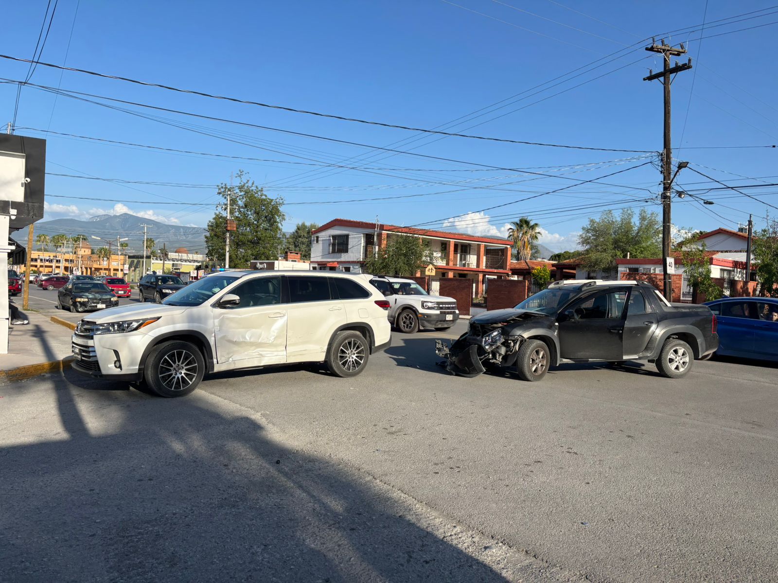 Encandila sol a joven y protagoniza choque
