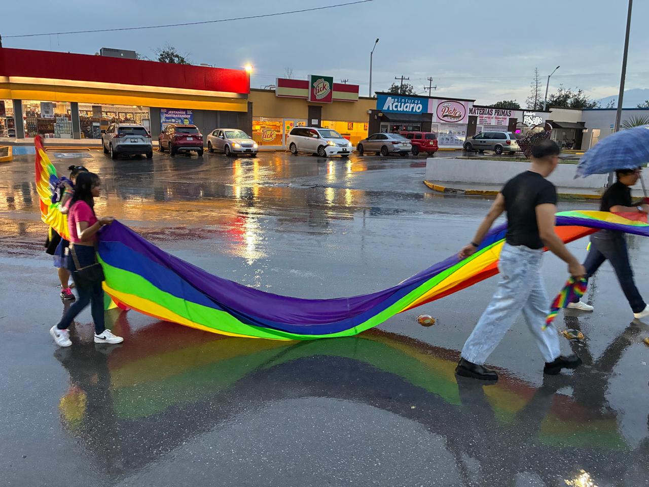Marchan en Monclova por el orgullo LGBTIQ+
