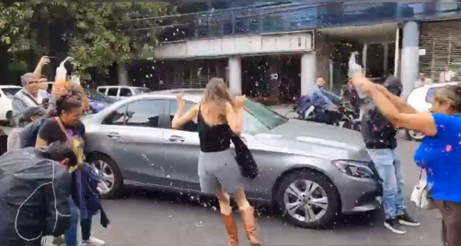 Agreden a ‘Lady Racista’ tras audiencia en CDMX