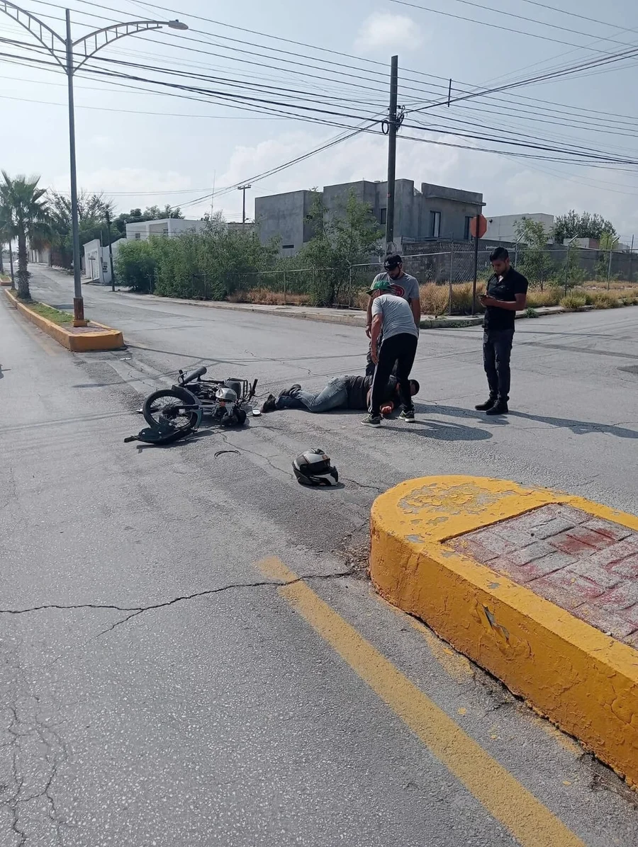 Se atraviesa camioneta a paso de motociclista