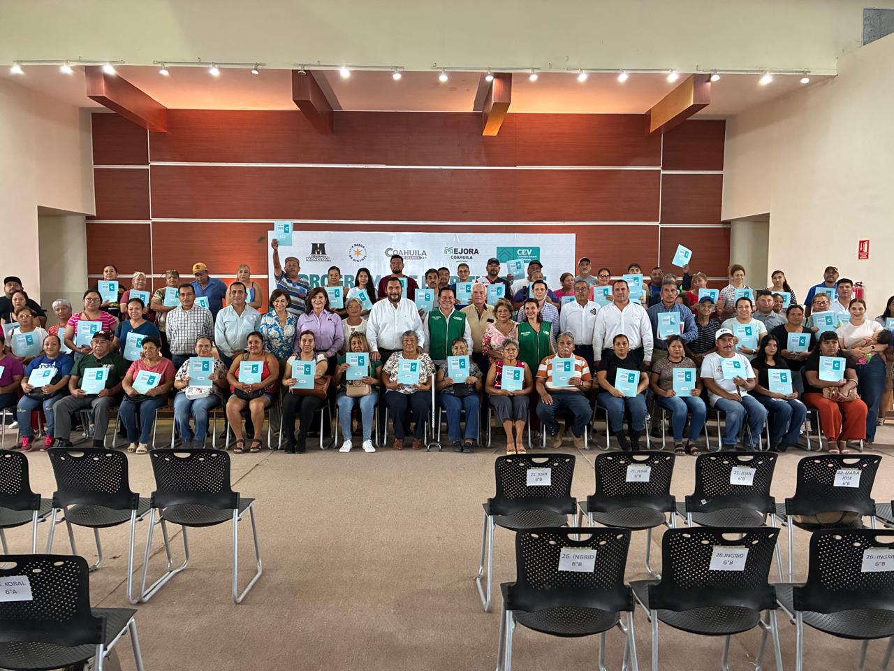 Entrega Villarreal 70 contratos de vivienda