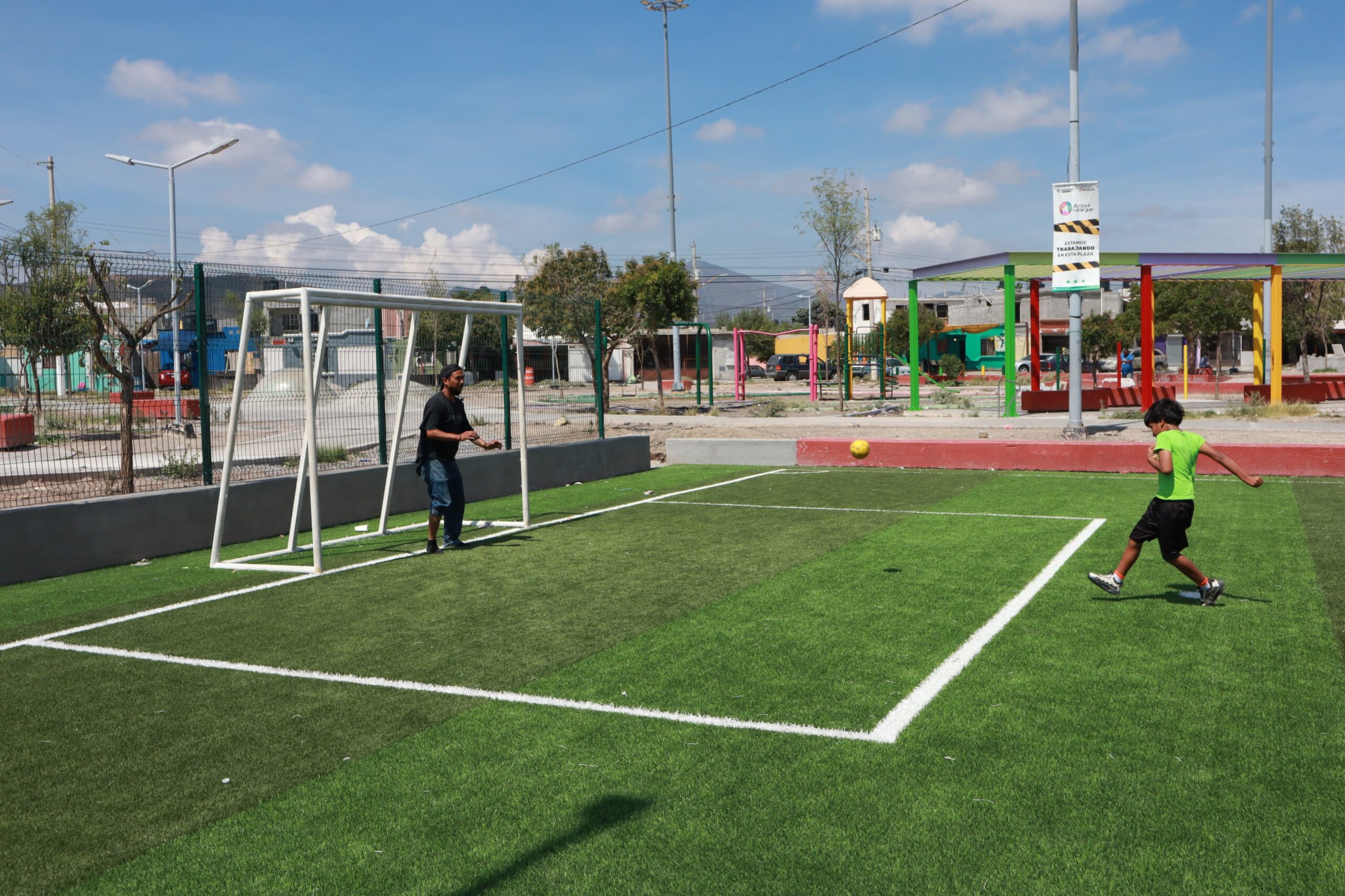 Avanza rehabilitación de plaza en la Saltillo 2000