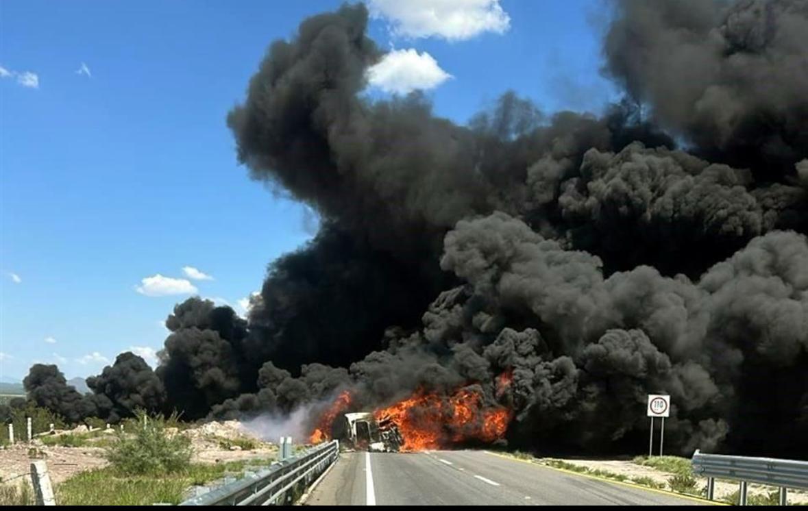 Vuelca pipa y se incendia