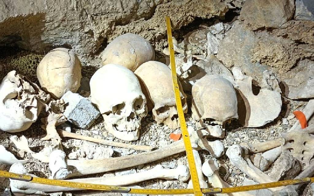 Rescatan restos de hace al menos 500 años, en cueva subterránea de Coahuila