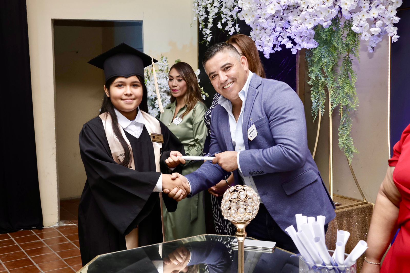 Apadrina Chano Díaz a alumnos sabinenses 