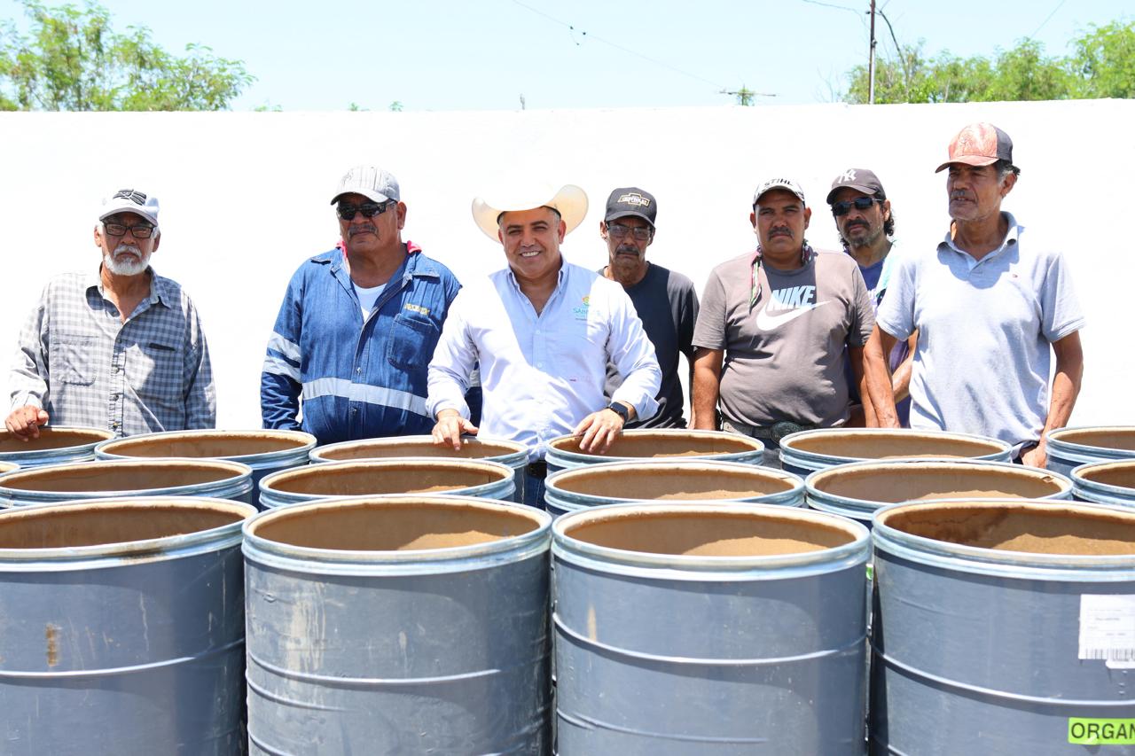 Atiende Chano Díaz a familias de Valle Dorado