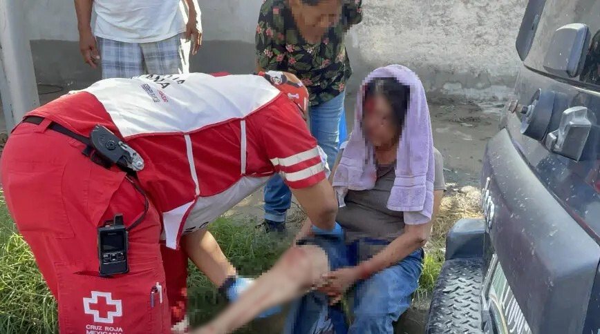 Cae mujer de azotea tras ser jalada por cables