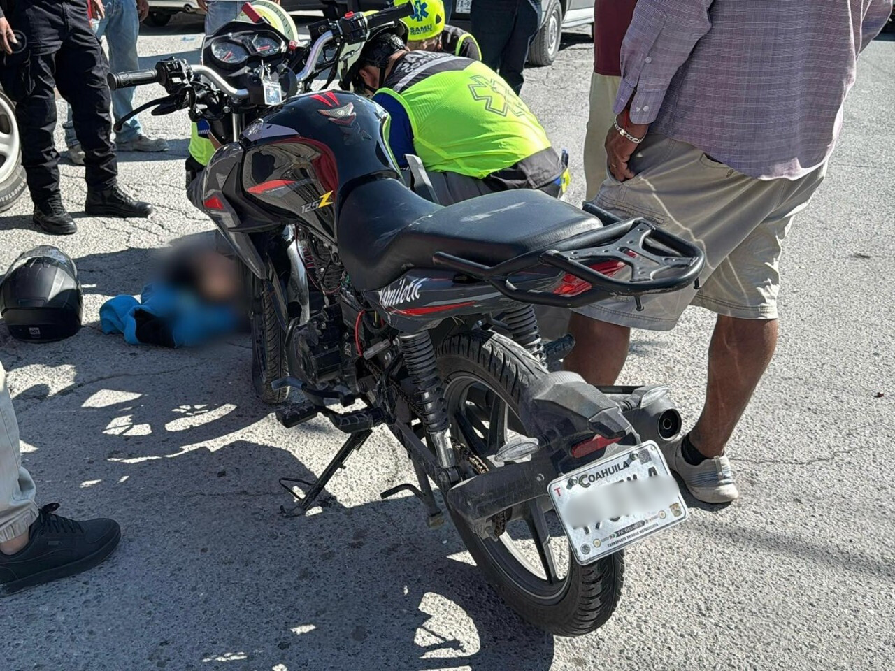 Atropellan a motociclista y conductor se da a la fuga