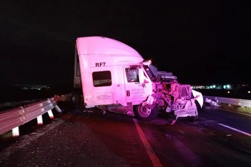 Derrapa tráiler en la 57 y desata caos vial
