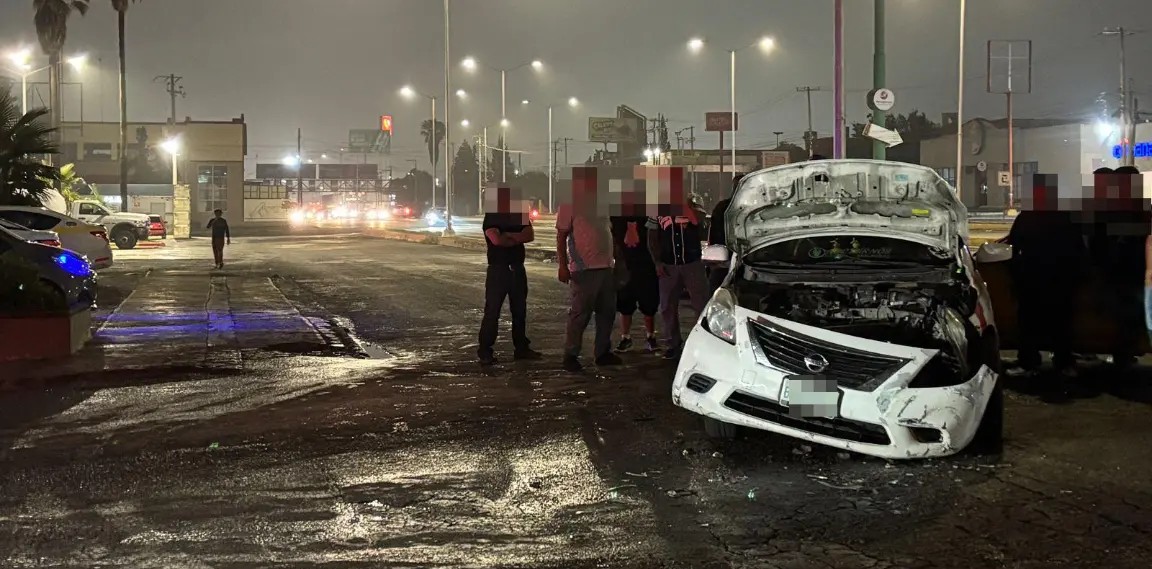 Vuelta prohibida provoca choque contra taxista