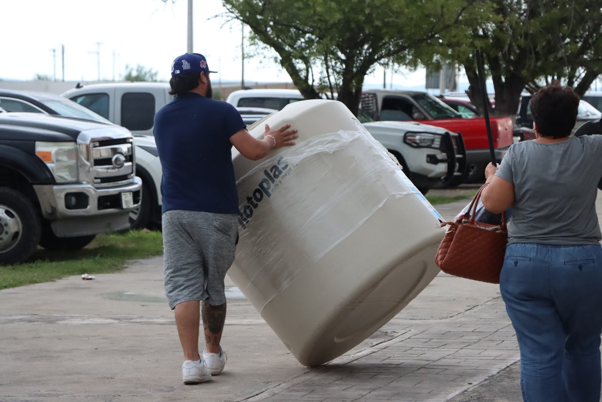 Mejora vida a 53 familias con la entrega de tinacos