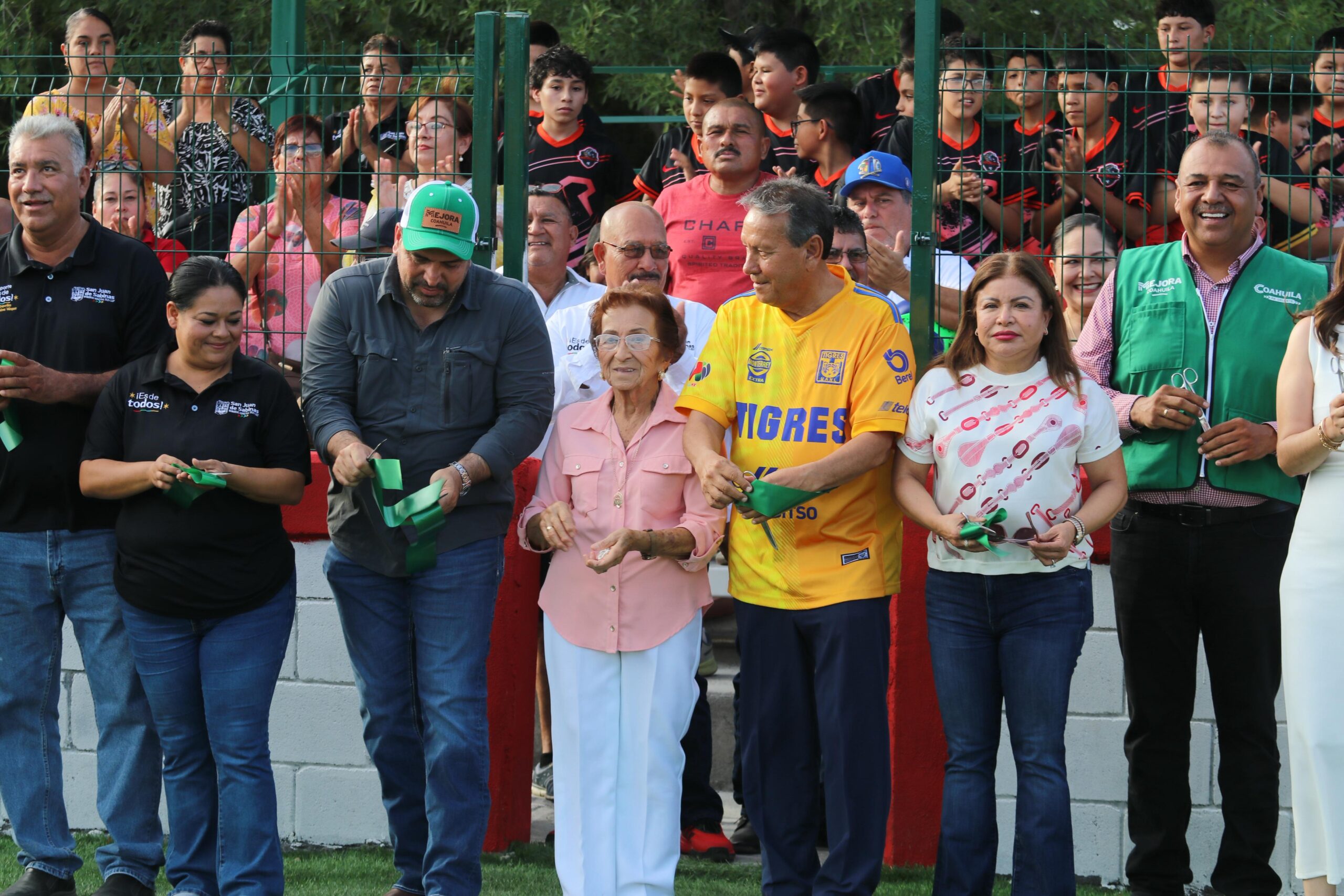 Entrega Óscar Ríos cancha de fútbol 5