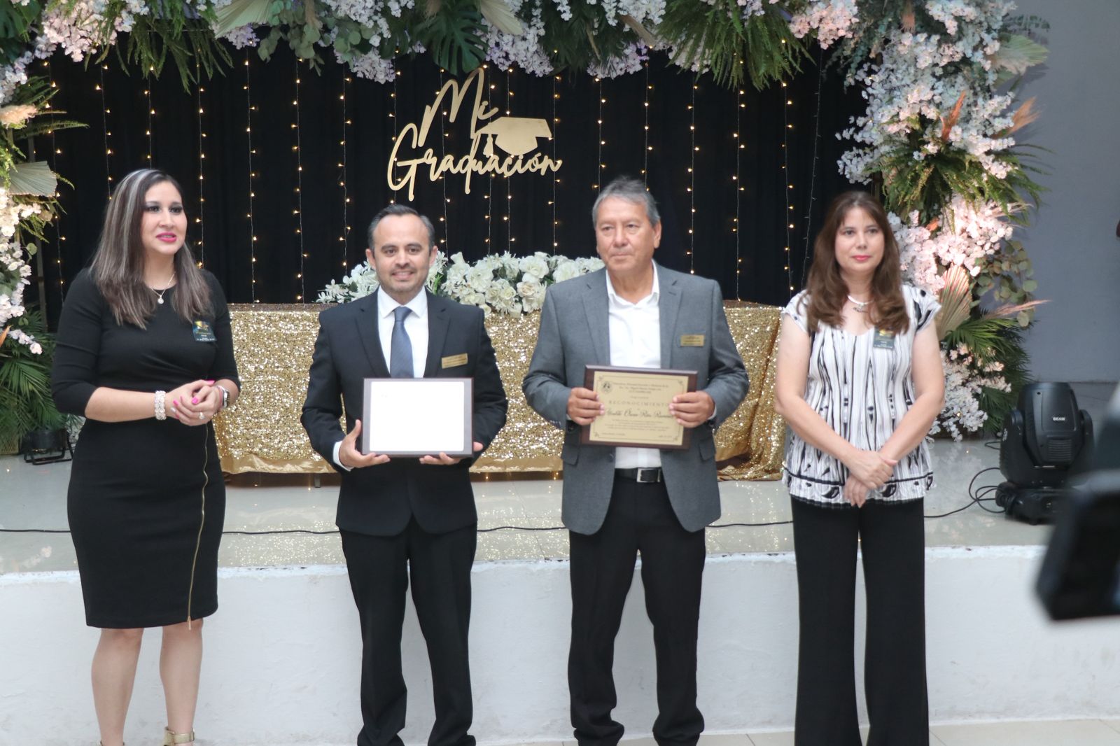Apadrina Óscar Ríos a egresados de primaria