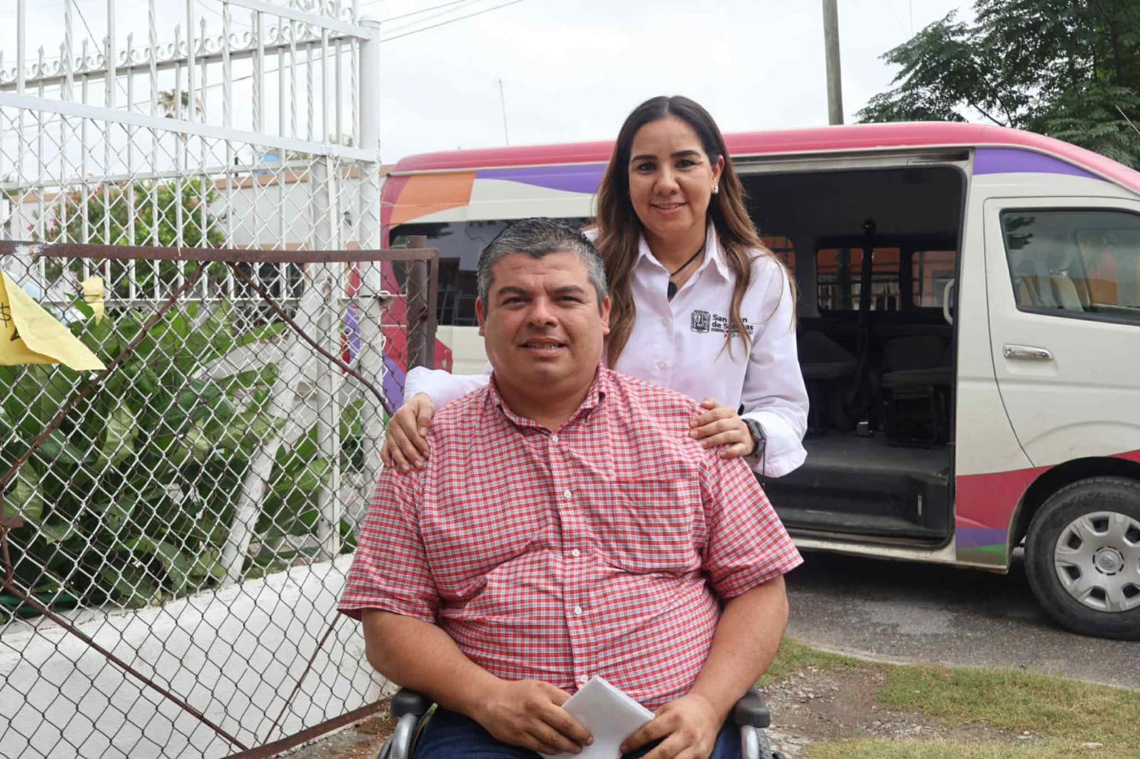 Entrega Karina sillas de ruedas en Rosita 