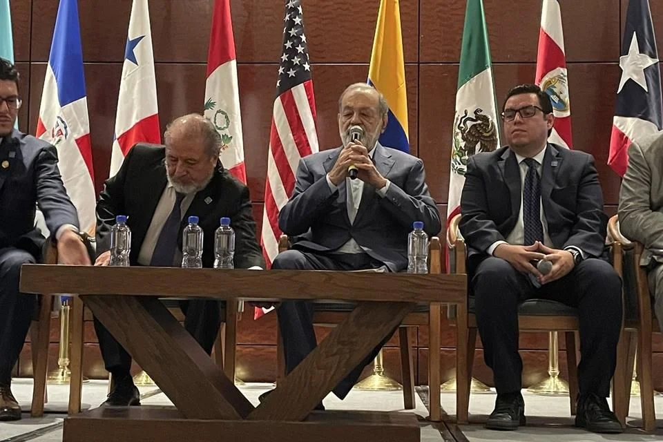 Hay que invertir en desarrollo, no sólo dar dinero.- Slim