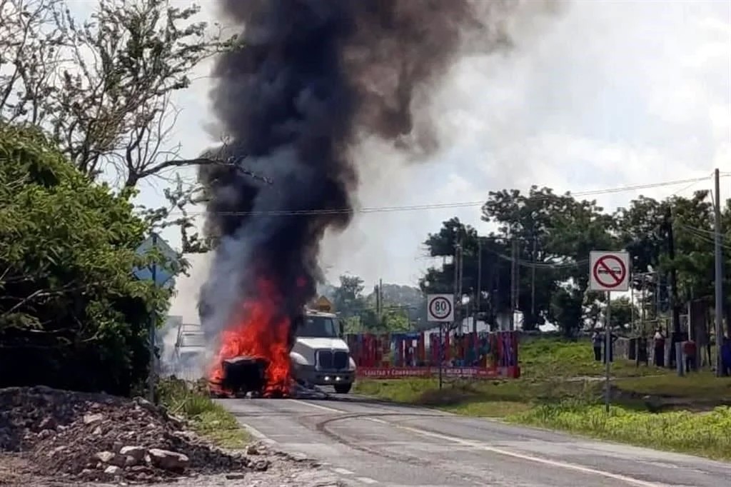Incendian civiles armados tres tráileres en Guerrero