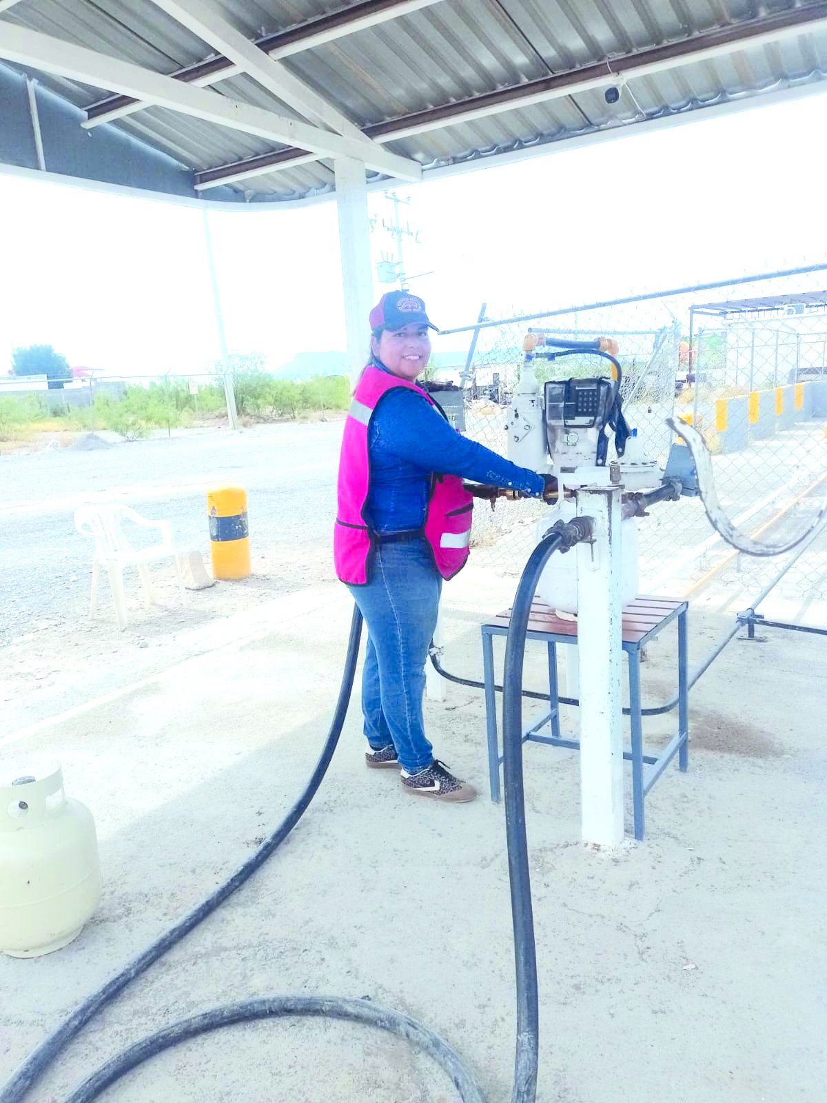 Angélica:  primera mujer carburista de Monclova