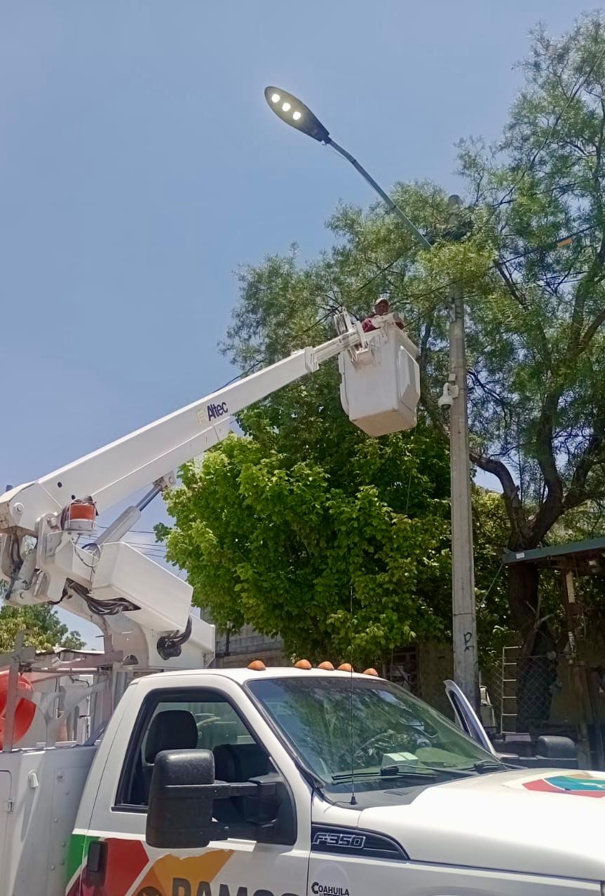 Refuerzan mantenimiento en alumbrado público