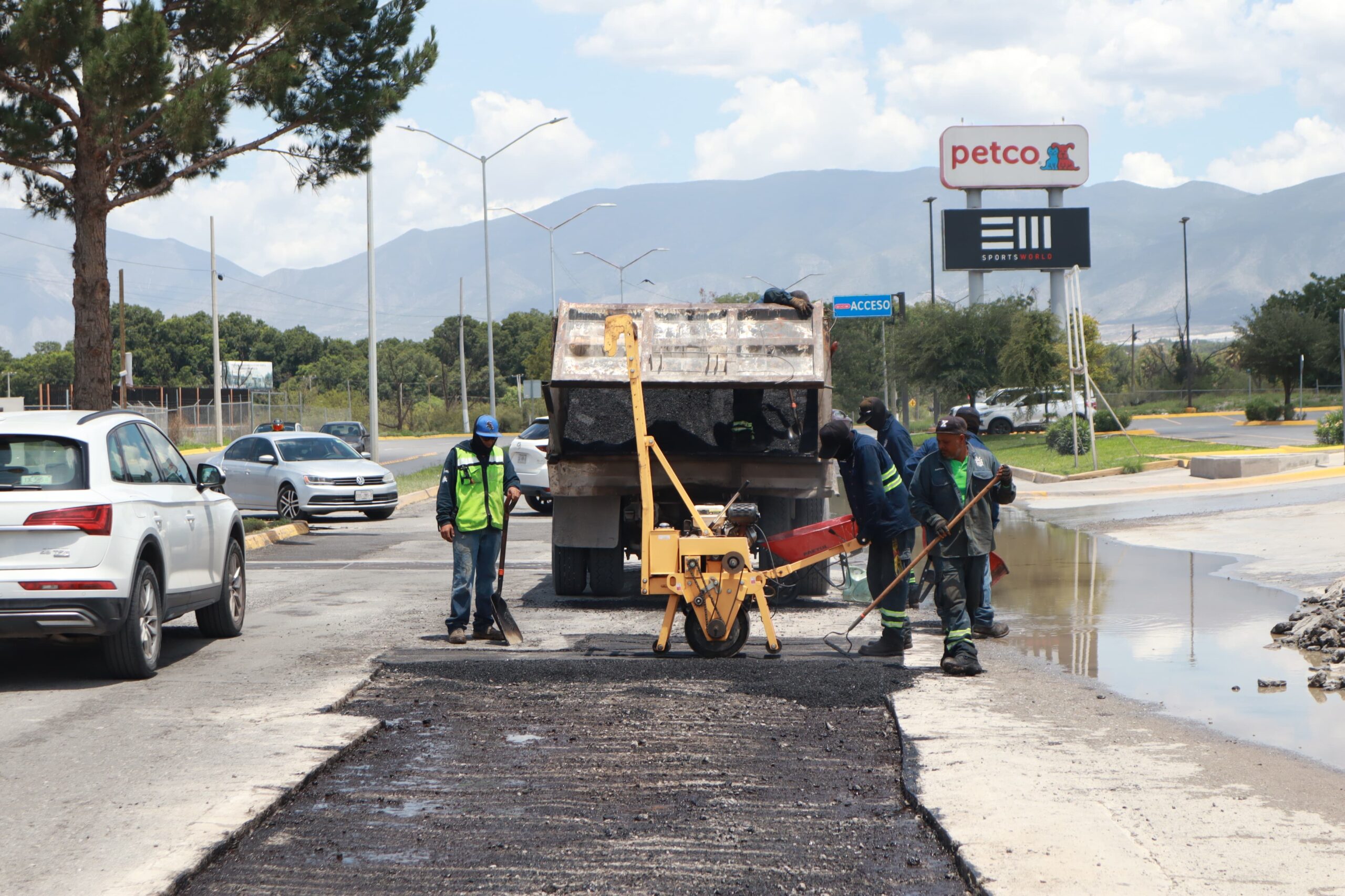 Trabajan brigadas en arroyos y vialidades