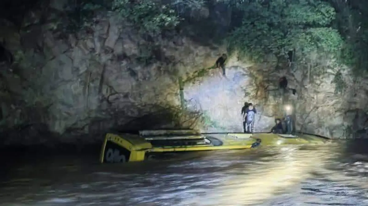 CAE AUTOBÚS DE PASAJEROS A UN RÍO EN IXCATEOPAN