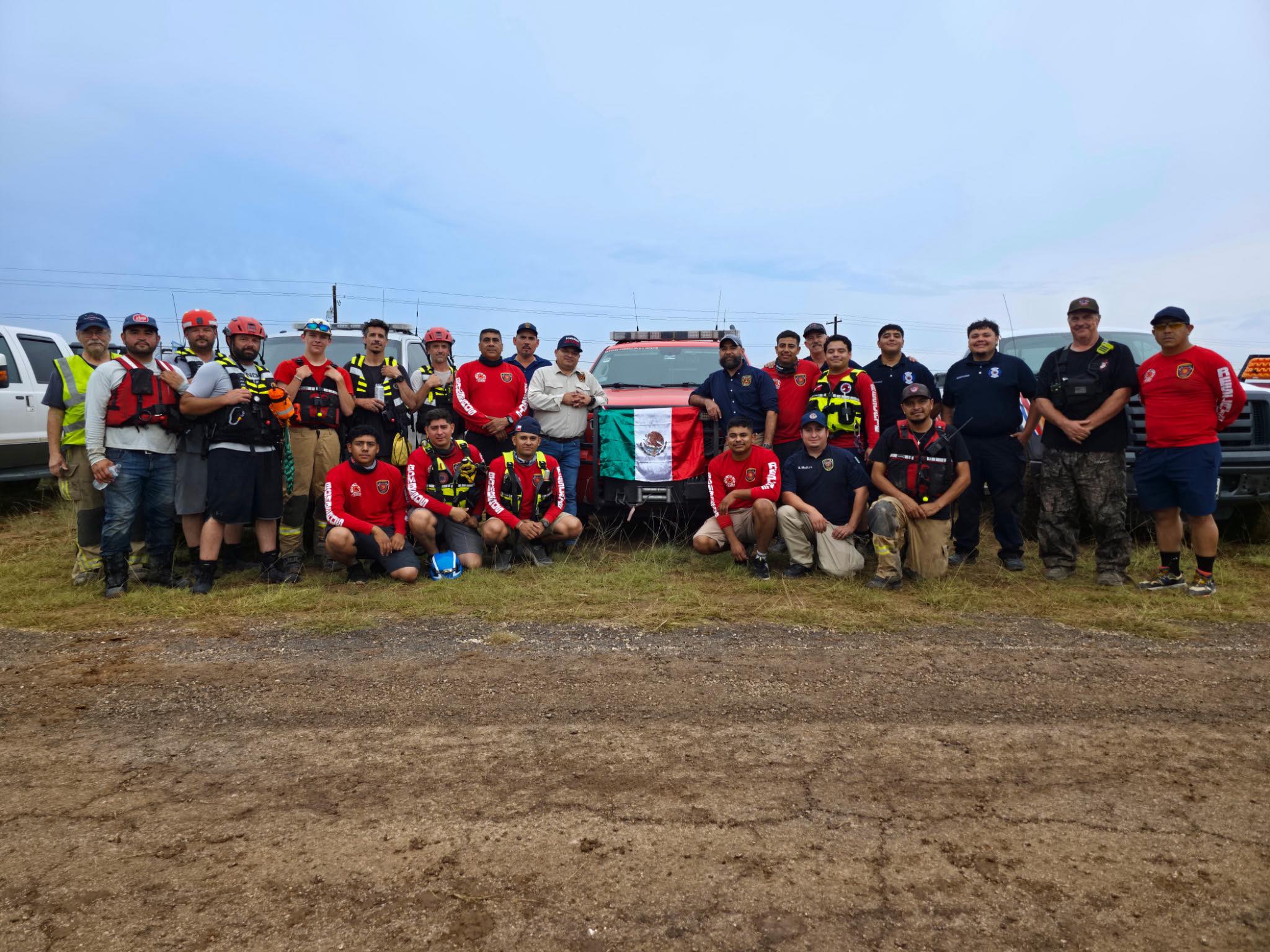 Rescatistas coahuilenses salvan vidas en Texas