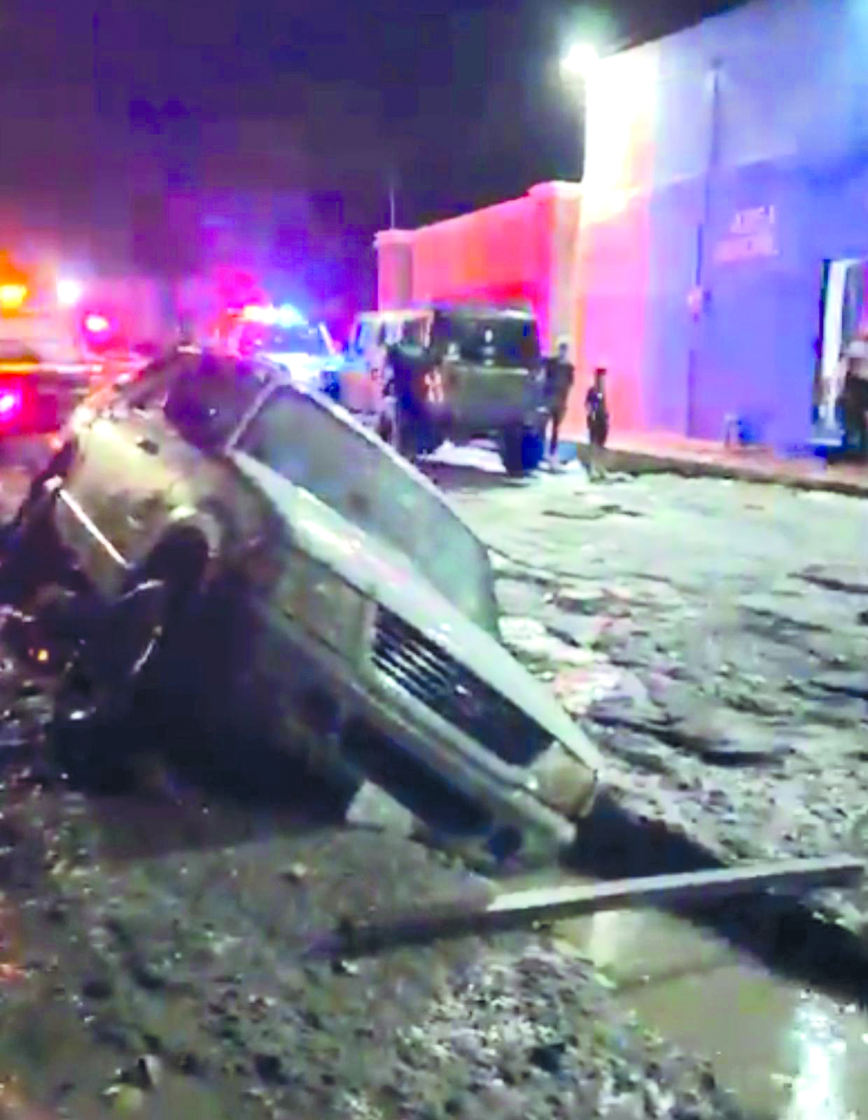 Tormenta arrastra taxi y abre socavón