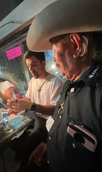 Entrega influencer 50 mil a Juan Hermilo