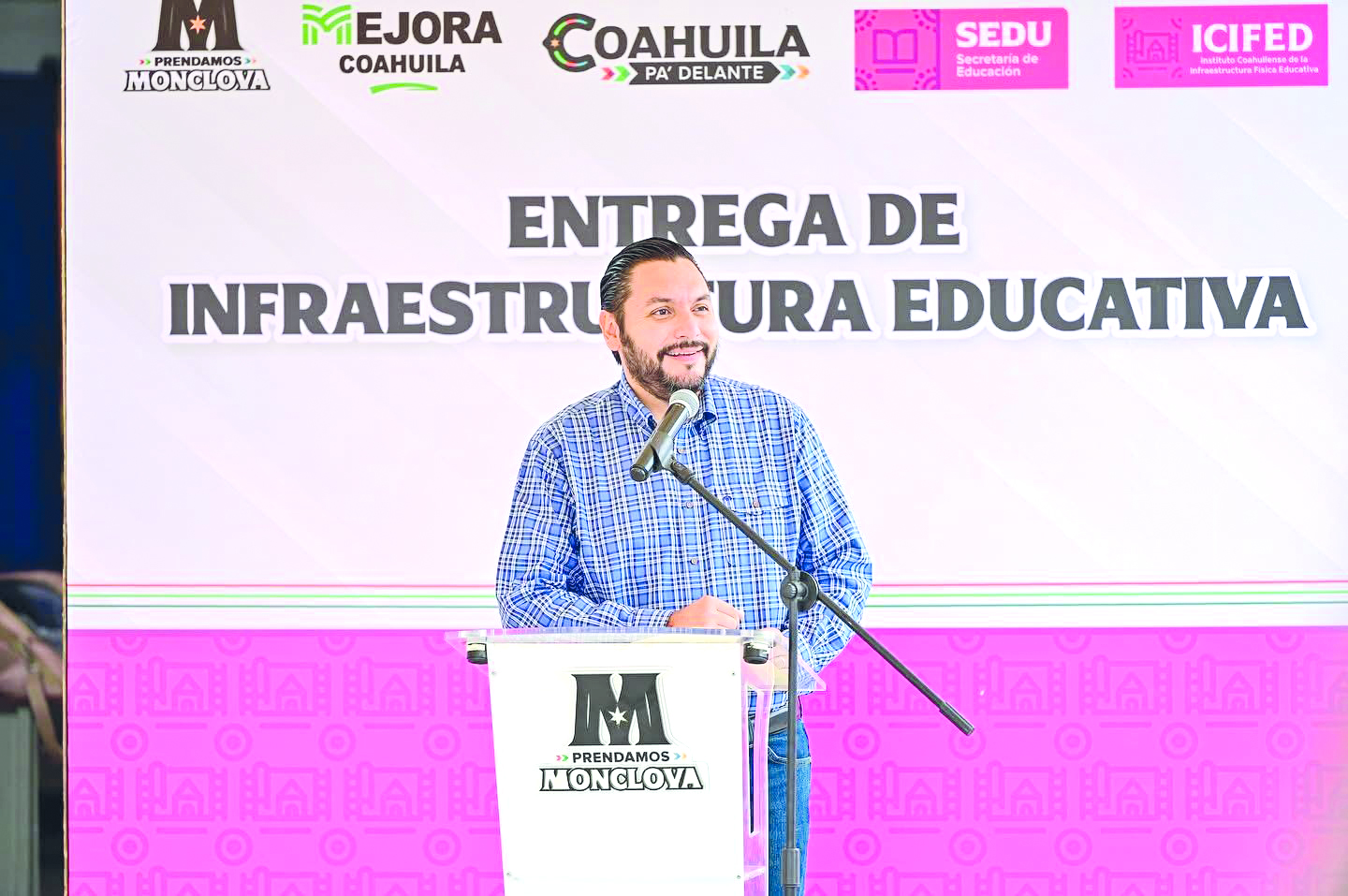 Impulsa Carlos desarrollo y embellecimiento urbano