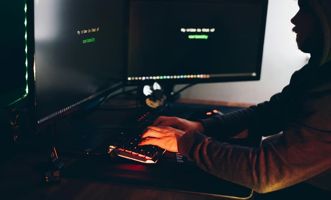 Hack3rs proiraníes amen4zan con divulgar emails de personas vinculadas a Trump; «no es más que propaganda digital», dice agencia