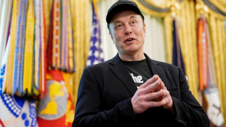 Acciones de Tesla caen 6% mientras Trump y Musk vuelven a intensificar su guerra de palabras