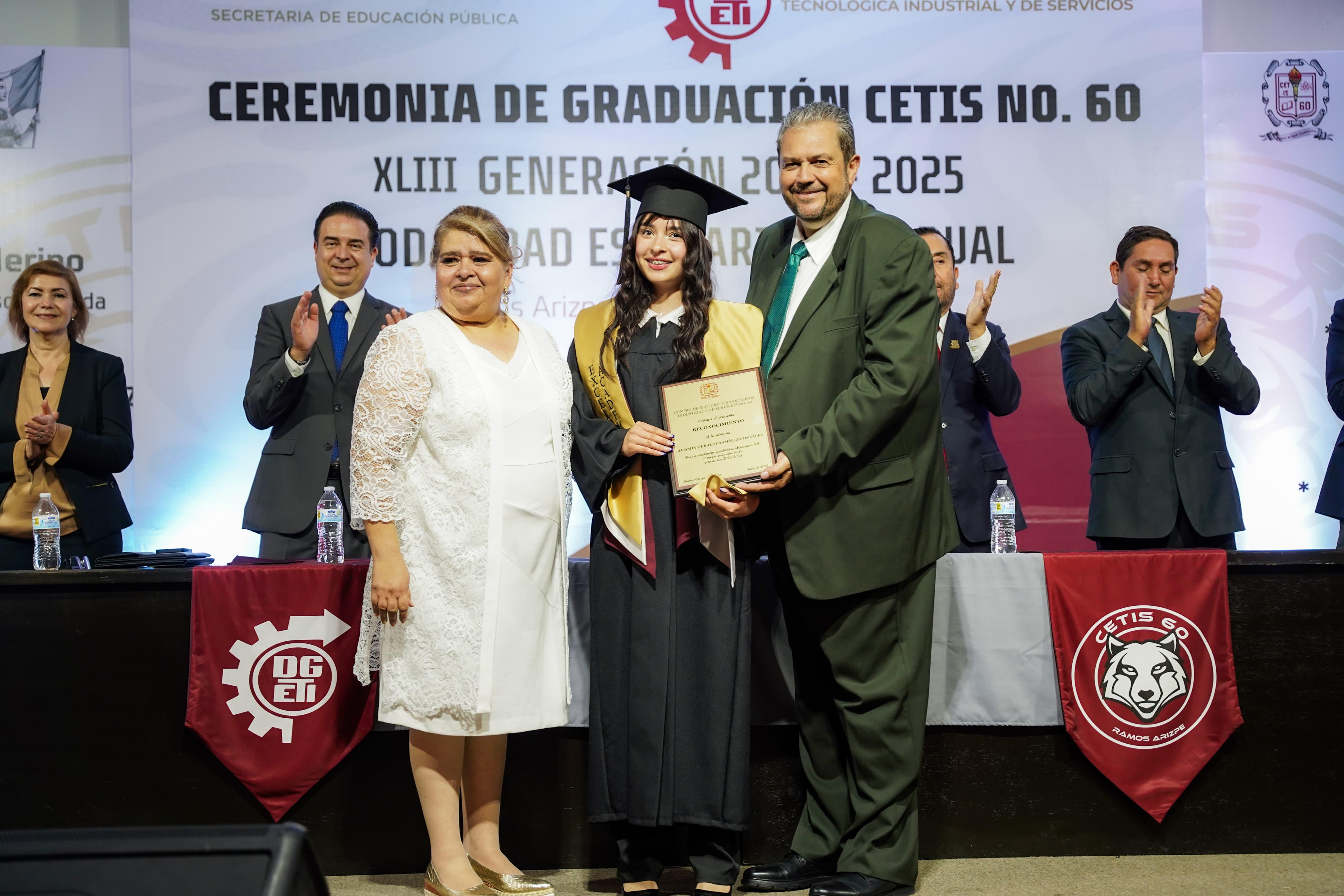 Refrenda Tomás Gutiérrez su compromiso con la educación en graduación del CETIS 60