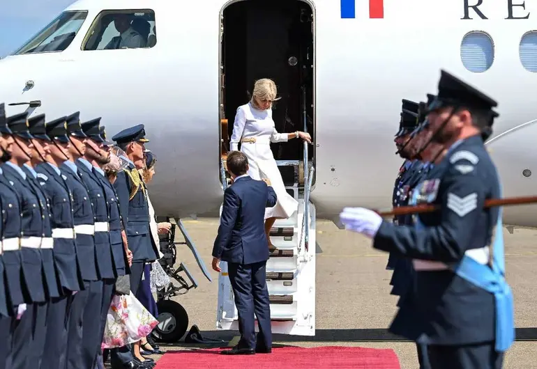 Brigitte Macron ignora a Emmanuel al bajar del avión en Reino Unido