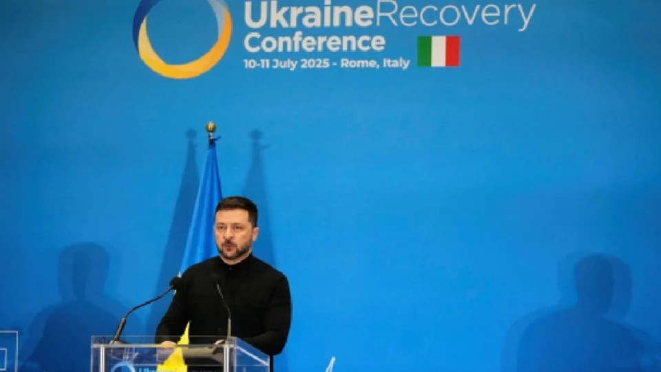 Nuevo ataque ruso a Ucrania daña hospital de maternidad; Zelenski busca fortalecer defensa antiaérea