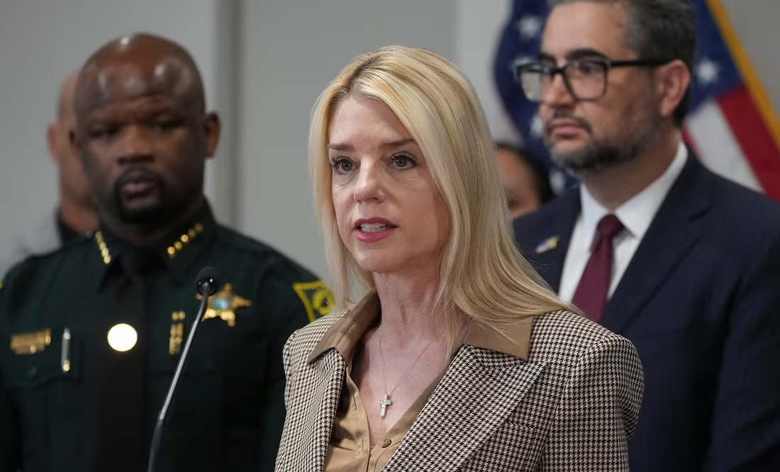 Furor por los archivos Epstein provoca enfrentamiento entre FBI y el Departamento de Justicia; reportan choque Bondi-Bongino