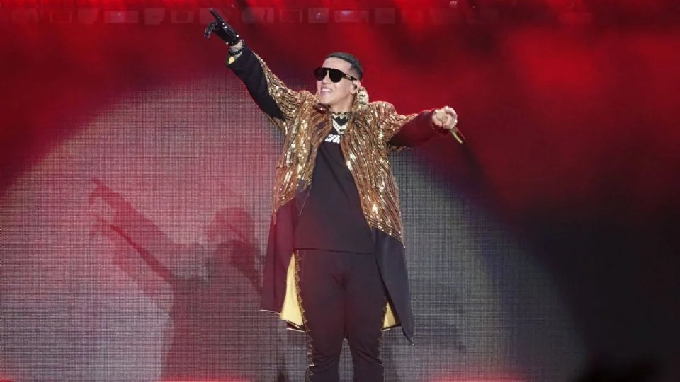 Daddy Yankee firma con Hybe Latinoamérica, filial de la agencia de BTS; visitó sus oficinas de Corea del Sur en junio