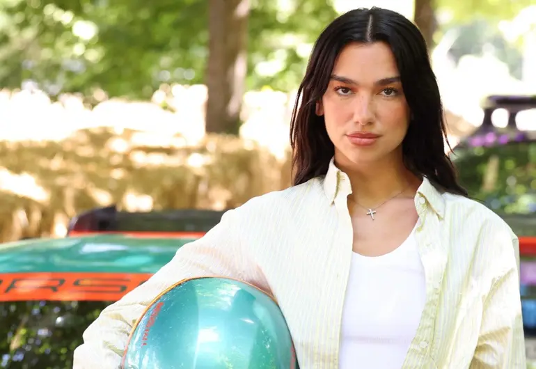 Dua Lipa cambia el micrófono por una pista de carreras