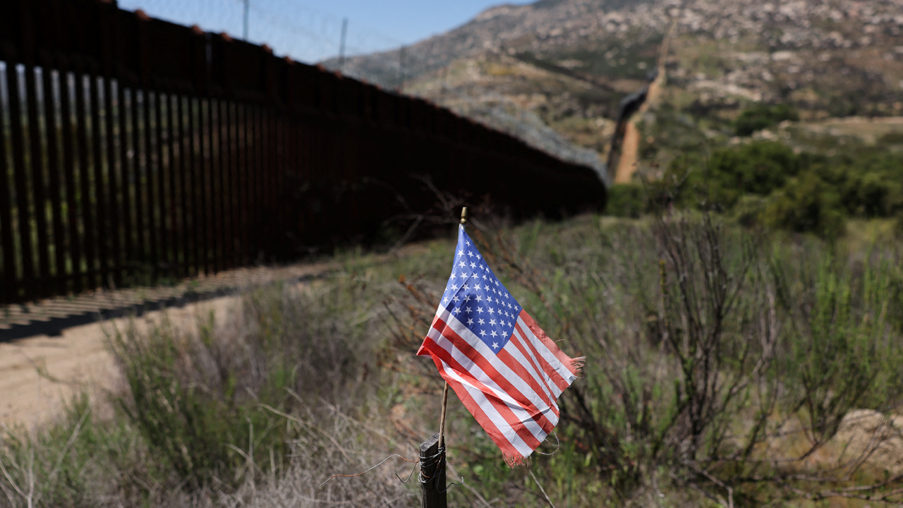 Juez bloquea prohibición de asilo de Trump en la frontera con México por exceder su autoridad