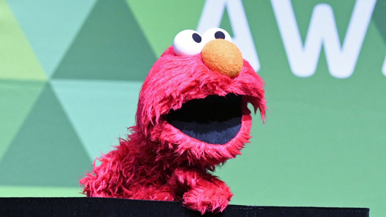 Elmo sufre hackeo en X con mensajes antisemitas y ataques a Trump