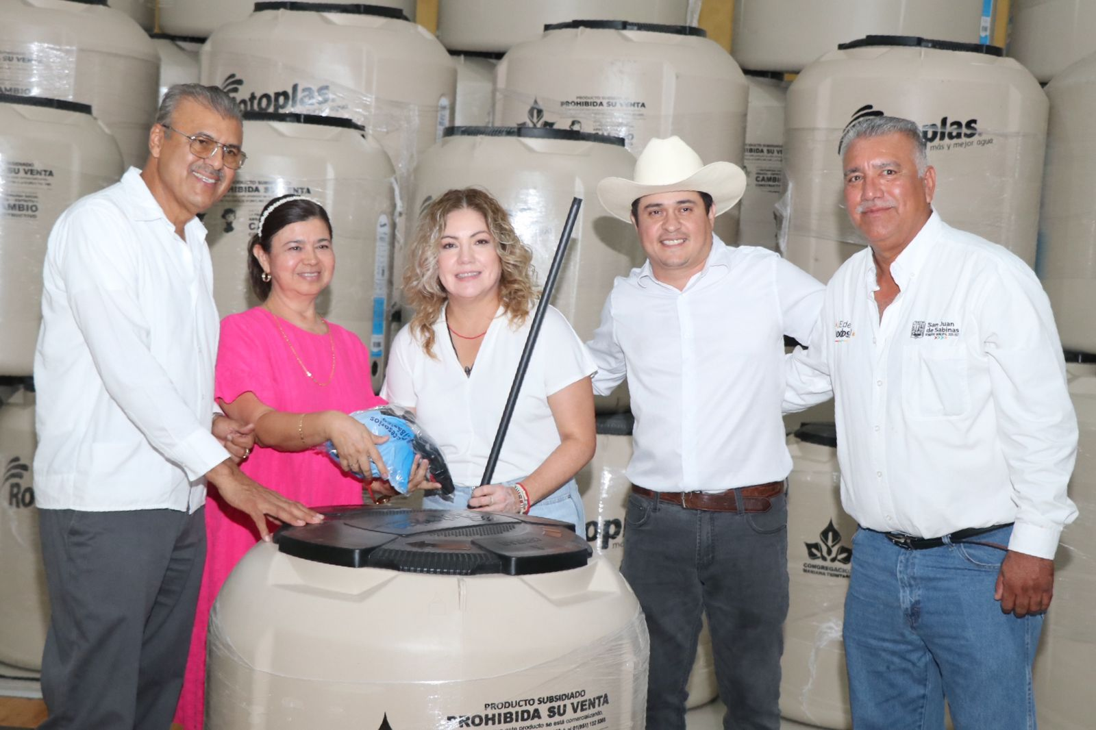 Con acciones que transforman, el Gobierno Municipal mejora la vida de 53 familias con la entrega de tinacos