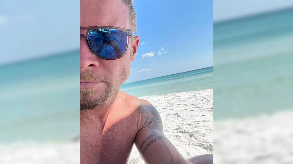 Artista de los Backstreet Boys demanda a policía por no evitar que turistas entren a «su playa» en Florida