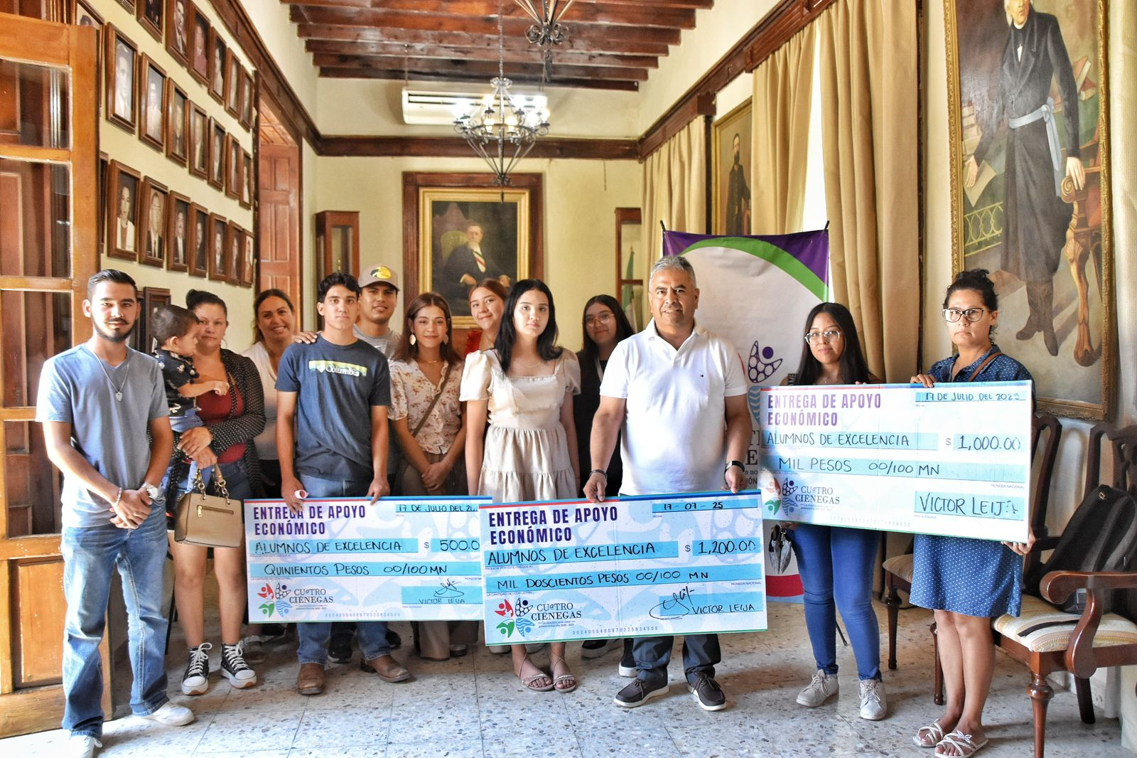 Entrega Víctor Leija estímulos a estudiantes con excelencia académica