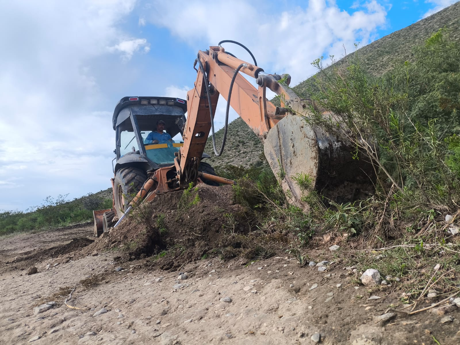 Rehabilitan camino afectado por lluvias en Tanque Nuevo