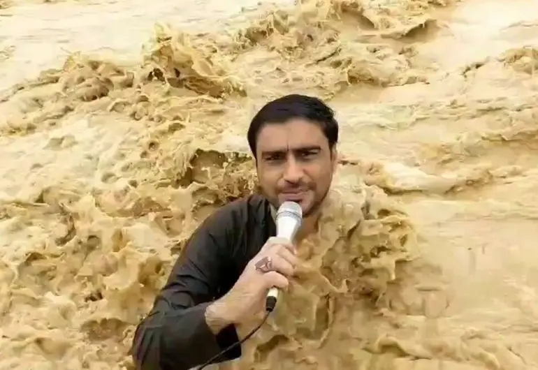 VIDEO: Reportero cubre las inundaciones en Pakistán… con el agua hasta el cuello