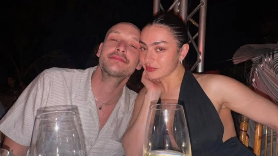 Charli XCX se casa en Londres con George Daniel, baterista de la banda «The 1975»
