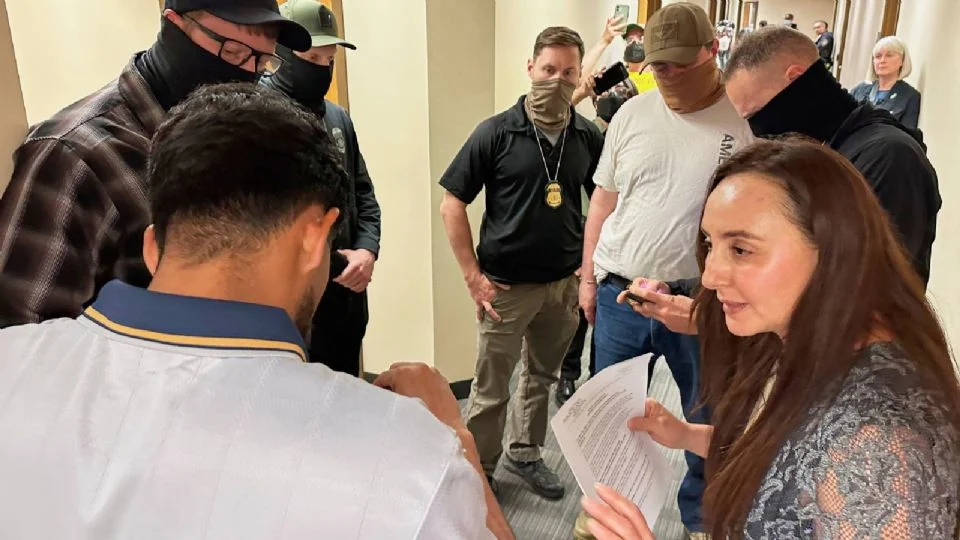 Voluntarios ofrecen ayuda y asesoramiento en español a migrantes durante sus juicios de deportación