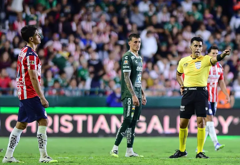 Árbitros admiten error del VAR en el León-Chivas