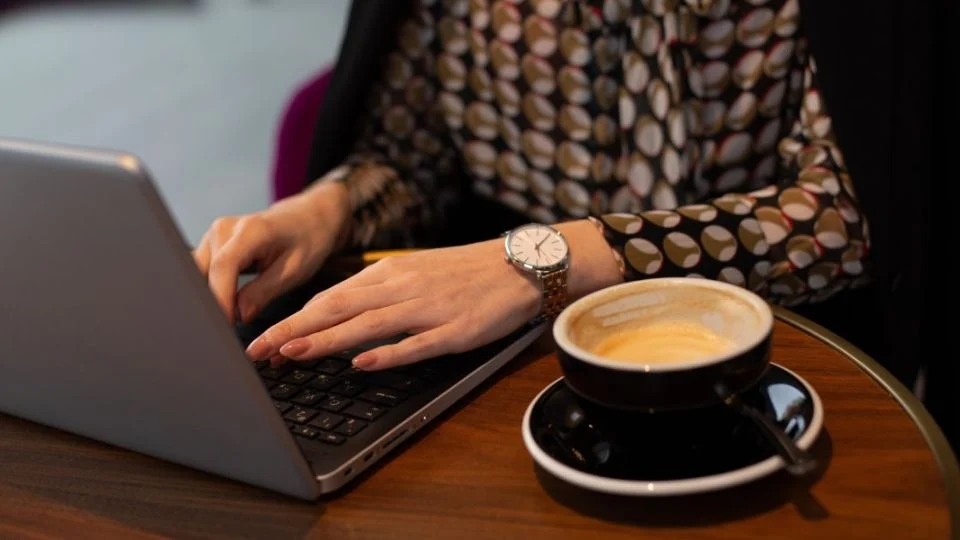 Esa taza de café está activando tus redes neuronales de control visual y ejecutivo