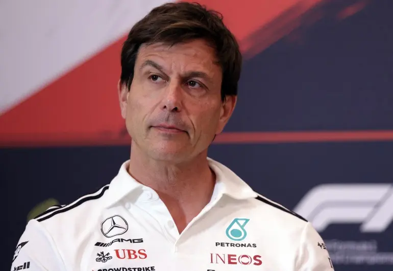 Mercedes quiere quedarse con Russell y Antonelli sobre Verstappen en el 2026
