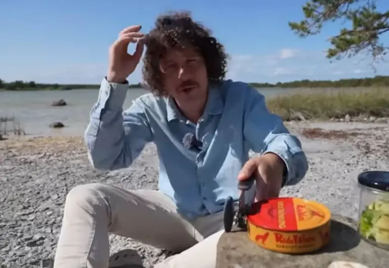 Luisito Comunica intenta comer Sürstromming y sufre en cámara: «¡Qué porquería!»